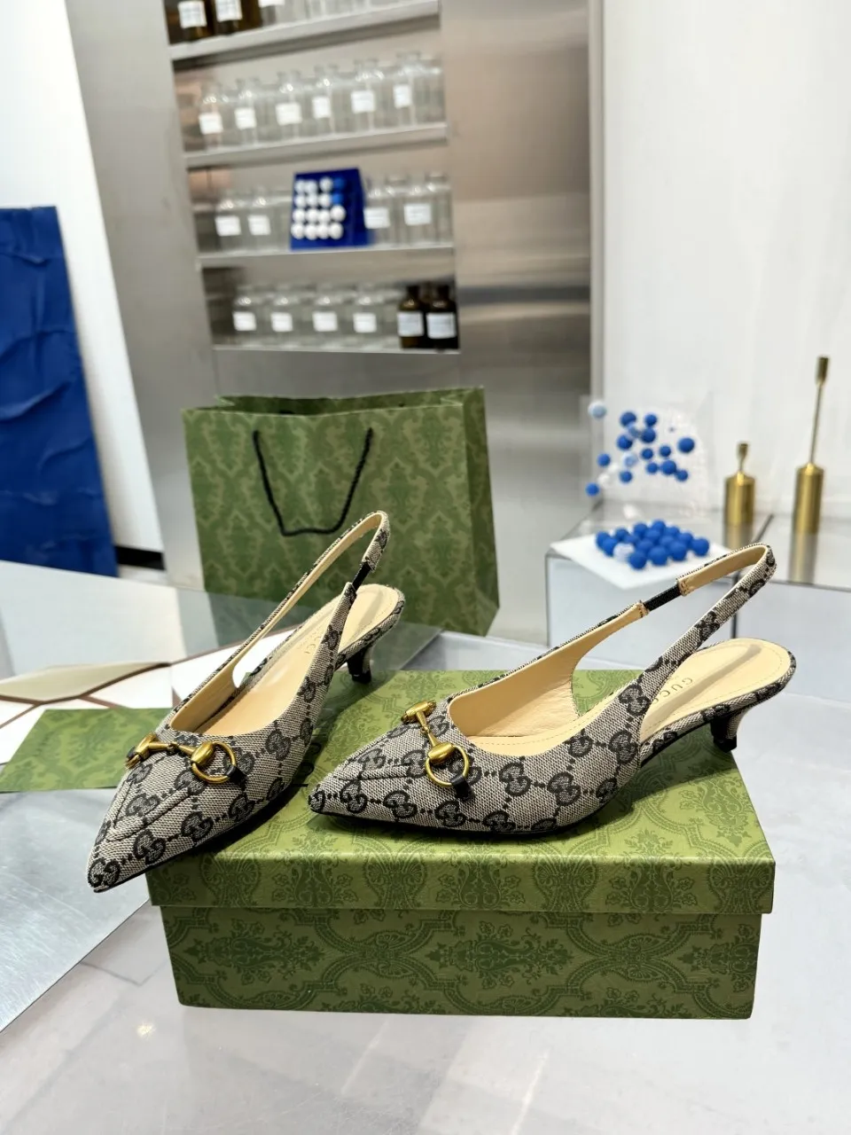 👟👟Ex-factory price 440👟👟 (genuine leather sole +40) Gucci Original GG canvas adds dazzling essence to these slingback pumps. Brown leather piping and light gold-toned hardware are complemented by beige and brown graphics. The pointed toe, elasticated straps and low heel all work together to create a comfortable fit. Upper: Made of first-layer imported patent cowhide/sheepskin lining. Outsole: rubber non-slip outsole/genuine leather outsole. Size: 35-42 (34/41 42 customized, non-refundable)